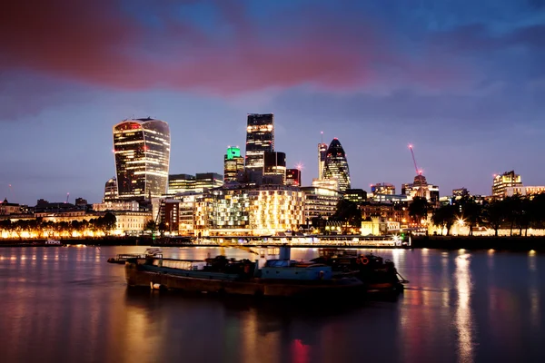 Vue panoramique sur Londres depuis le Tower Bridge jusqu'à la City à travers la Tamise — Photo