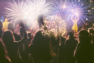 Kalabalığı eğlendirmekten ve havai fişek