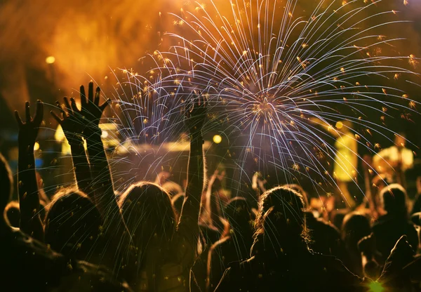 Juichende menigte en vuurwerk — Stockfoto