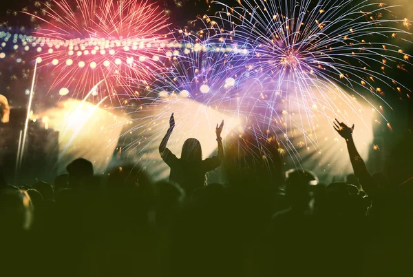Éljenző tömeg és tűzijáték — Stock Fotó