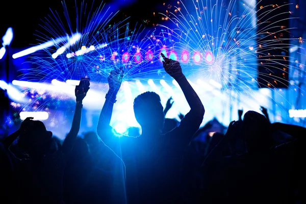 Animando a la multitud y fuegos artificiales — Foto de Stock