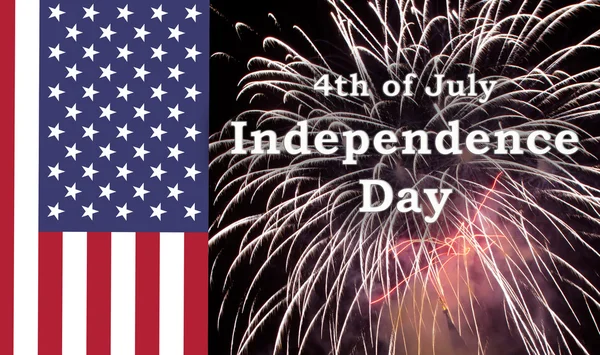 Празднование Дня Независимости. Флаг США на фоне фейерверков на 4 июля — стоковое фото