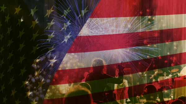 庆祝独立日。美利坚合众国国旗，烟花背景，7月4日 — 图库照片