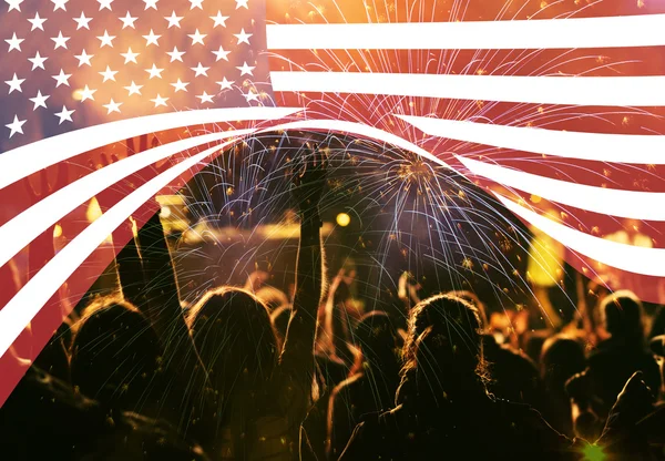 Празднование Дня Независимости. Флаг США на фоне фейерверков на 4 июля — стоковое фото