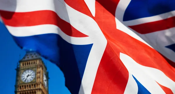 Drapeaux du Royaume-Uni et de l'Union européenne réunis pour le référendum de 2016 - Westminster et Big Ben dans la foulée — Photo