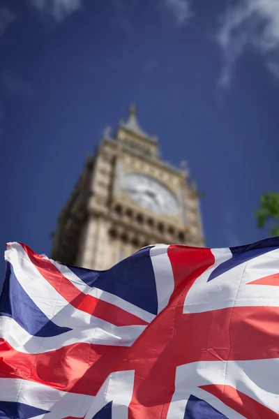 Banderas del Reino Unido y de la Unión Europea combinadas para el referéndum de 2016 - Westminster y Big Ben en el bckground — Foto de Stock