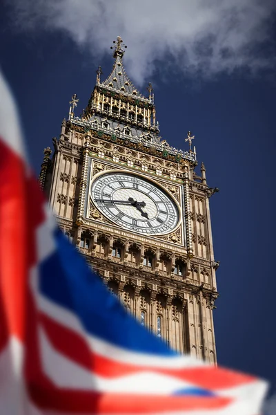 Bandiere del Regno Unito e dell'Unione europea combinate per il referendum del 2016 - Westminster e Big Ben in campo — Foto Stock
