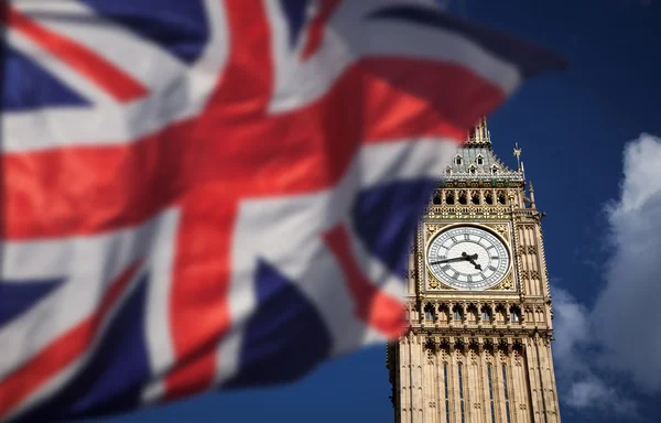 Verenigd Koninkrijk en de Europese Unie vlaggen gecombineerd voor het referendum van 2016 - Westminster en de Big Ben in de bckground — Stockfoto
