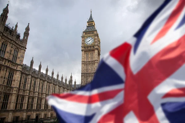 Banderas del Reino Unido y de la Unión Europea combinadas para el referéndum de 2016 - Westminster y Big Ben en el bckground — Foto de Stock