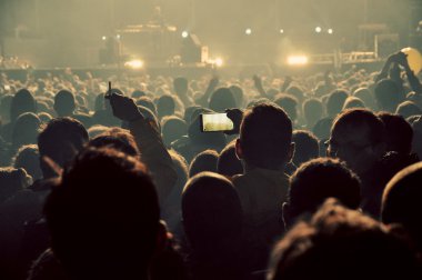 Konserde kalabalık