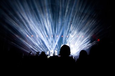 Konserde kalabalık