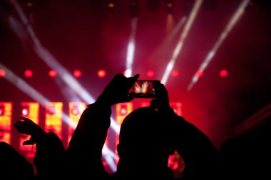 Konserde kalabalık
