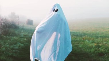 Yeşildeki hayalet, Cadılar Bayramı konsepti 