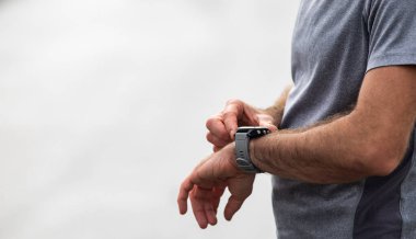 Koşucu akıllı saatini kontrol ediyor