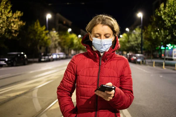 Femme Dans Les Rues Nuit Avec Masque — Photo