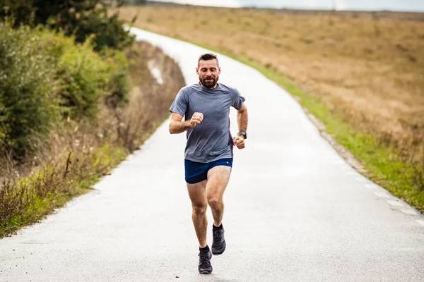 Giovane Che Corre Strada Campagna — Foto Stock