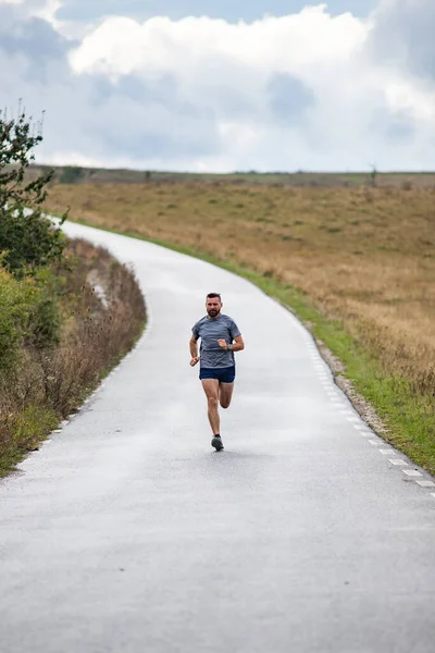 Giovane Che Corre Strada Campagna — Foto Stock