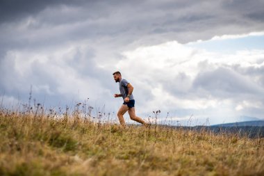 Doğada koşan yakışıklı bir iz koşucusu