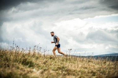 Doğada koşan yakışıklı bir iz koşucusu