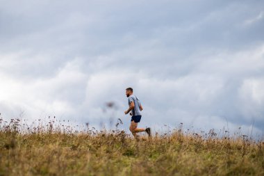 Doğada koşan yakışıklı bir iz koşucusu