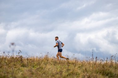 Doğada koşan yakışıklı bir iz koşucusu