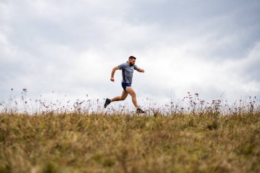 Doğada koşan yakışıklı bir iz koşucusu