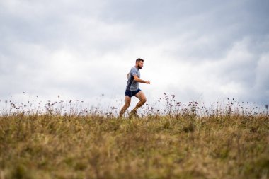 Doğada koşan yakışıklı bir iz koşucusu
