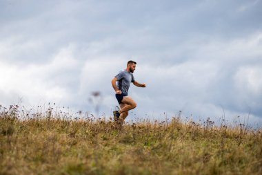 Doğada koşan yakışıklı bir iz koşucusu