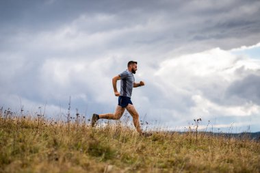 Doğada koşan yakışıklı bir iz koşucusu