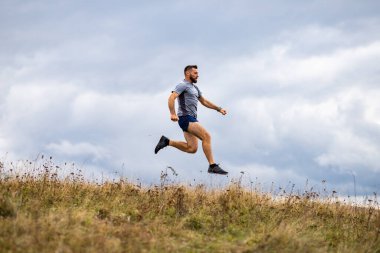 Doğada koşan yakışıklı bir iz koşucusu