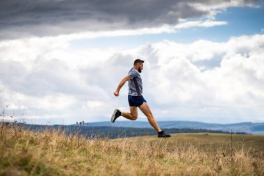 Doğada koşan yakışıklı bir iz koşucusu