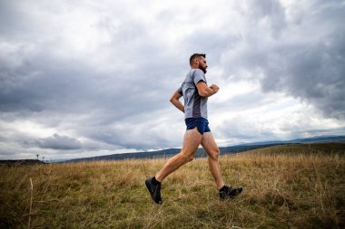 Doğada koşan yakışıklı bir iz koşucusu