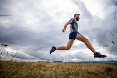 Doğada koşan yakışıklı bir iz koşucusu