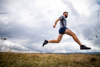 Doğada koşan yakışıklı bir iz koşucusu