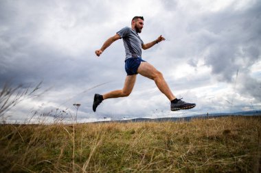 Doğada koşan yakışıklı bir iz koşucusu
