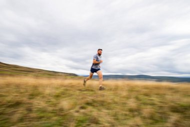 Doğada koşan yakışıklı bir iz koşucusu