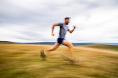 Doğada koşan yakışıklı bir iz koşucusu