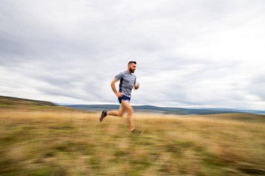 Doğada koşan yakışıklı bir iz koşucusu