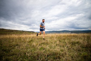 Doğada koşan yakışıklı bir iz koşucusu