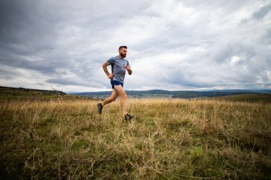 Doğada koşan yakışıklı bir iz koşucusu
