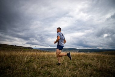 Doğada koşan yakışıklı bir iz koşucusu