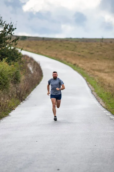 Giovane Che Corre Strada Campagna — Foto Stock