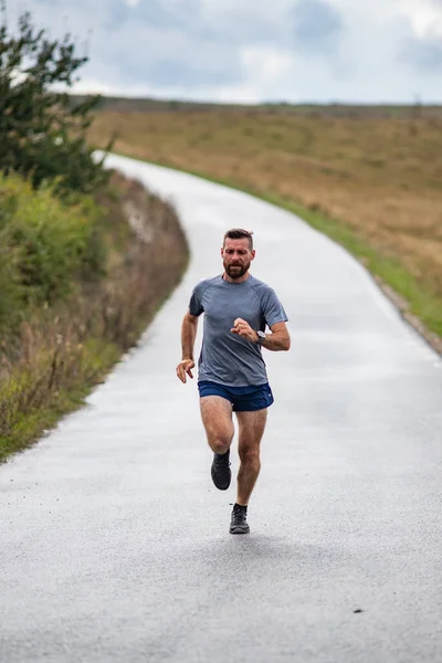 Giovane Che Corre Strada Campagna — Foto Stock