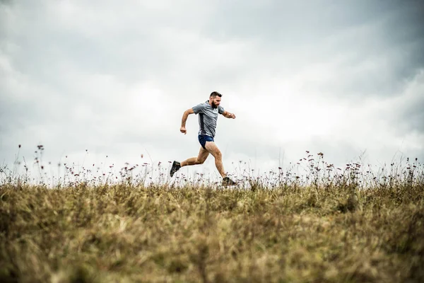自然界を走るハンサムなトレイルランナー — ストック写真