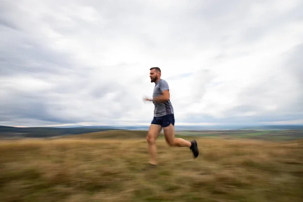 Doğada Koşan Yakışıklı Bir Koşucusu — Stok fotoğraf