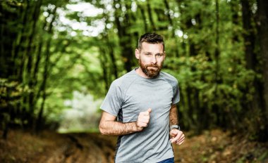 Doğada koşan yakışıklı bir iz koşucusu