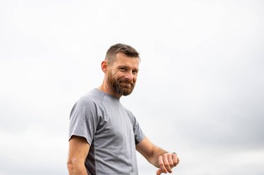 Koşucu akıllı saatini kontrol ediyor