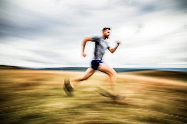 Doğada koşan yakışıklı bir iz koşucusu