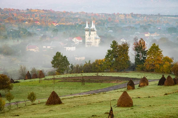 루마니아의 전통적 마을의 양조장 — 스톡 사진