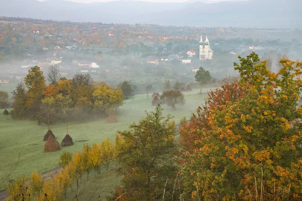 Breb Maramures Outono Nevoeiro Tradicional Romeno Aldeia — Fotografia de Stock